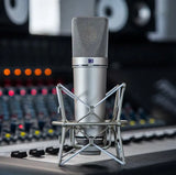 Microphone U87 XLR à condensateur argenté installé dans une suspension antichoc