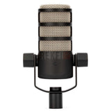 RODE PodMic, microphone dynamique, vue de trois quarts monté sur son support de fixation intégré